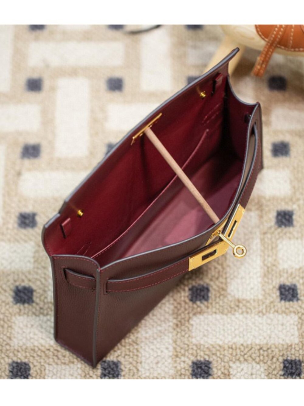 Luxe Leather Shoulder Bag & Clutch | Elegant Structured 90s Aesthetic - Picture 9 of 9